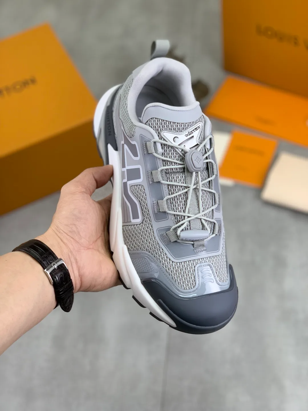 Men's Men's Shoes💰P740 New High Version LV Louis Vuitton L Jialu Brand Runner Tatic Series Thick Sole Casual Sports Shoes Running Shoes Original Purchase Development Production This LV Runner Tatic sports shoe combines technical materials such as mesh fabric and ribbons to interpret the inspiration of traditional mountaineering shoes. LV letters are written on one side, the lariat buckle of the quick lacing system is embellished with Monogram flowers and Louis Vuitton logos, and the light and wear-resistant rubber outsole completes the whole package. The delivery counter is beautifully packaged🛍📦 ▪️Fabrics: Original imported custom technical fabric + mesh ▪️Inner lining: Original customized breathable mesh ▪️Sole: Original open-molded anti-slip rubber combination material ▪️Sole thickness: 4CM ▪️Size: Men's 39-44 (38 45 (customized)